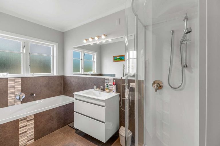 Photo of property in 33 Winston Avenue, Hokowhitu, Palmerston North, 4410