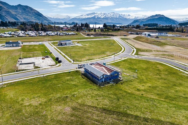 Photo of property in 42 Doug Ledgerwood Drive, Wanaka, 9305