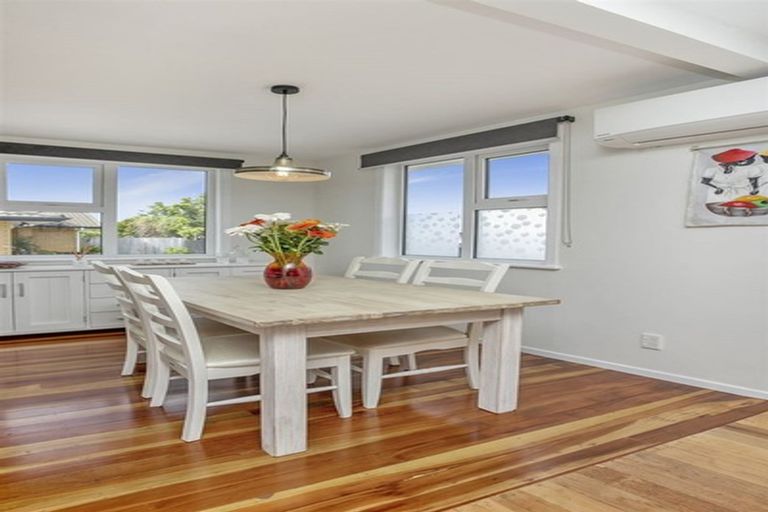 Photo of property in 15 Enderby Drive, Te Atatu Peninsula, Auckland, 0610