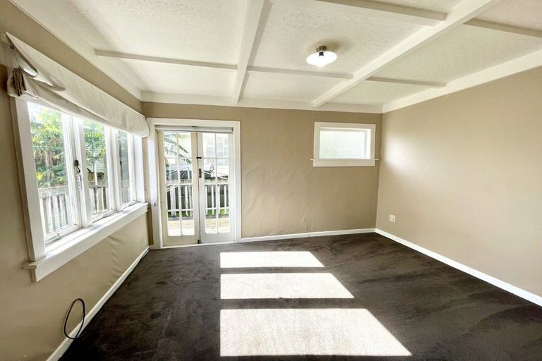 Photo of property in 1 Garadice Road, Rothesay Bay, Auckland, 0630