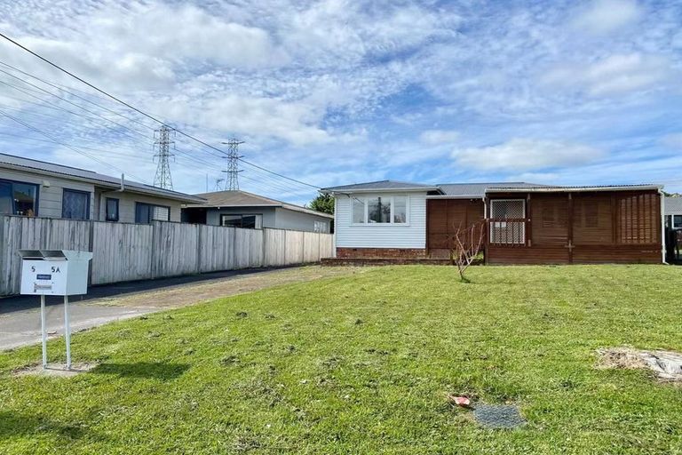 Photo of property in 5 Marlene Avenue, Te Atatu South, Auckland, 0610