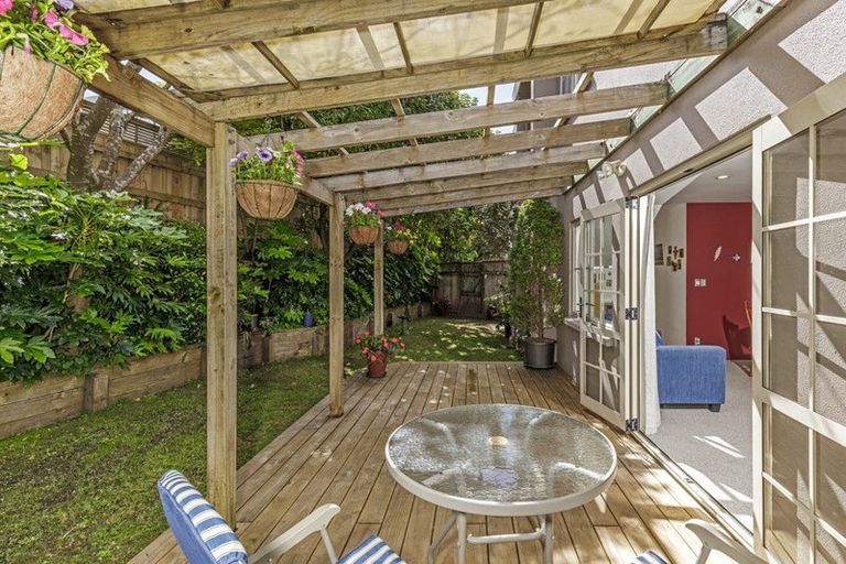 Photo of property in 3/24 Wernham Place, Northcote, Auckland, 0626