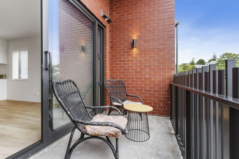 Photo of property in 25 Potter Avenue, Northcote, Auckland, 0627