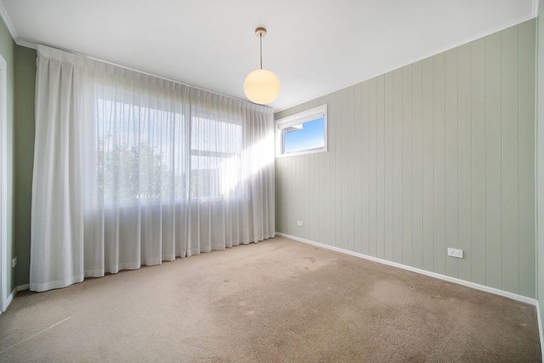 Photo of property in 36 Rewarewa Road, Te Atatu Peninsula, Auckland, 0610