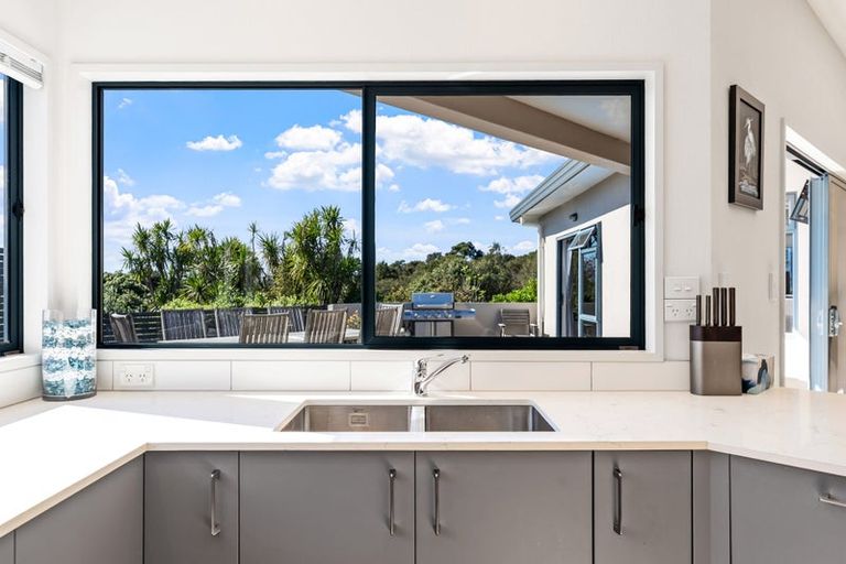 Photo of property in 35 Blue Heron Rise, Stanmore Bay, Whangaparaoa, 0932