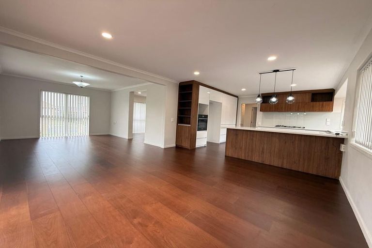 Photo of property in 2 Corta Bella Place, Golflands, Auckland, 2013