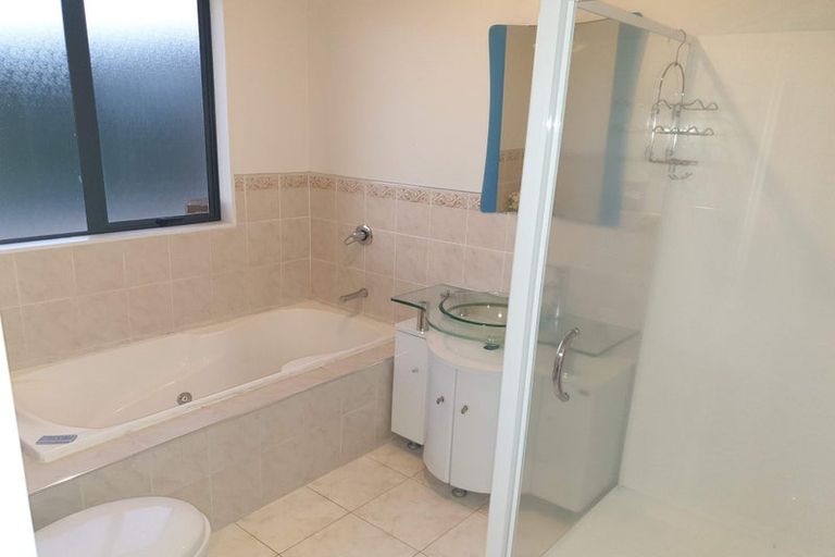 Photo of property in 89g Island Bay Road, Beach Haven, Auckland, 0626