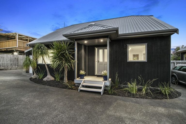 Photo of property in 2/28 Holiday Road, Stanmore Bay, Whangaparaoa, 0932