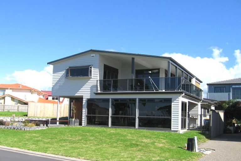 Photo of property in 18 Longbush Road, Te Atatu Peninsula, Auckland, 0610