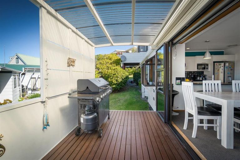 Photo of property in 6 Merehai Place, Snells Beach, 0920
