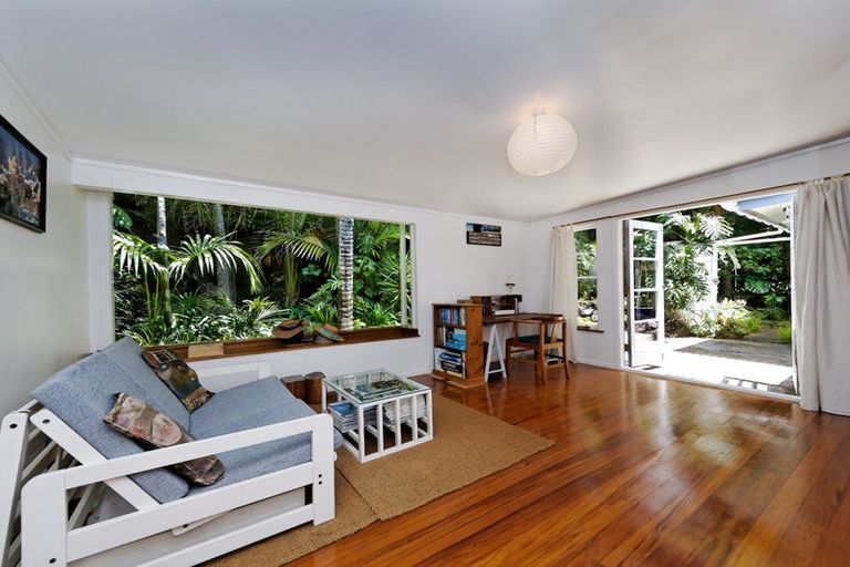 Photo of property in 17 Rayner Road, Piha, New Lynn, 0772