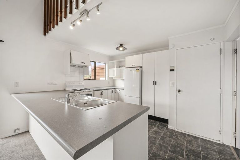 Photo of property in 27a Kingsbridge Place, Newlands, Wellington, 6037