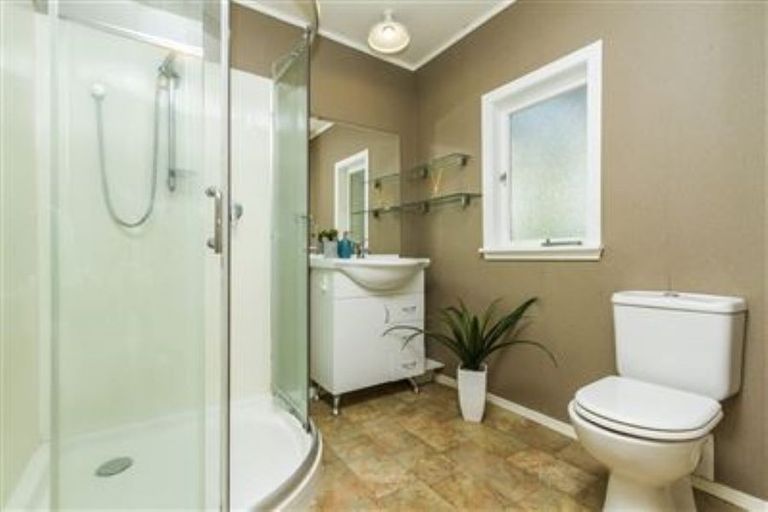 Photo of property in 145 Ocean View Road, Hillcrest, Auckland, 0627