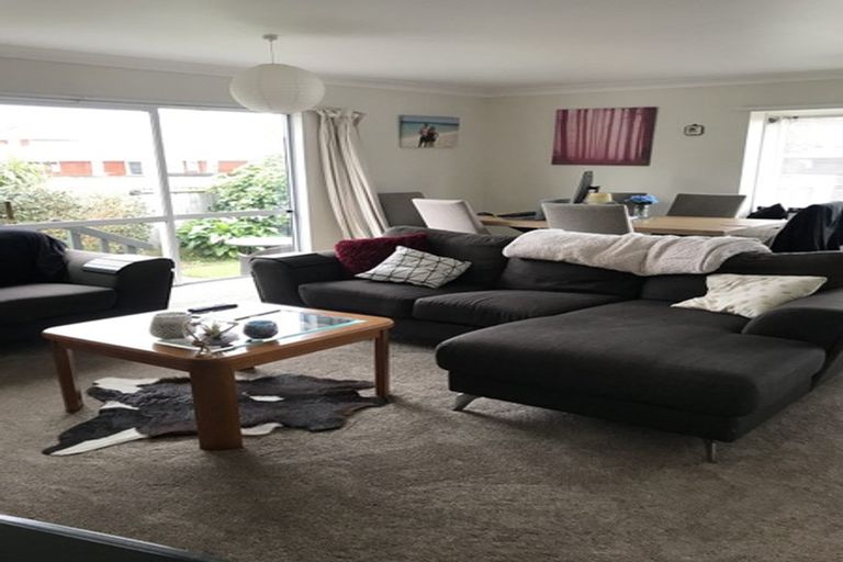 Photo of property in 28 Rewarewa Road, Te Atatu Peninsula, Auckland, 0610