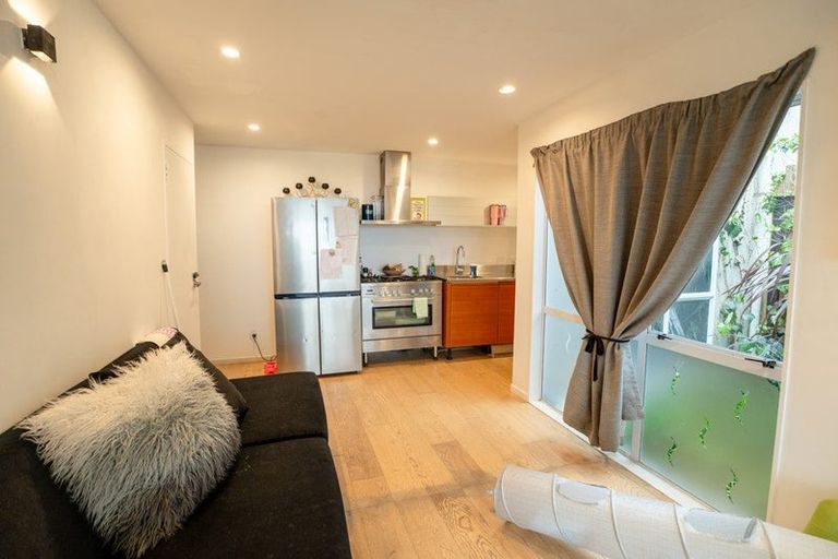 Photo of property in 1/23 Bernleigh Terrace, West Harbour, Auckland, 0618