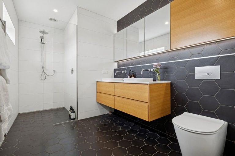 Photo of property in 83 Ngataringa Road, Devonport, Auckland, 0624