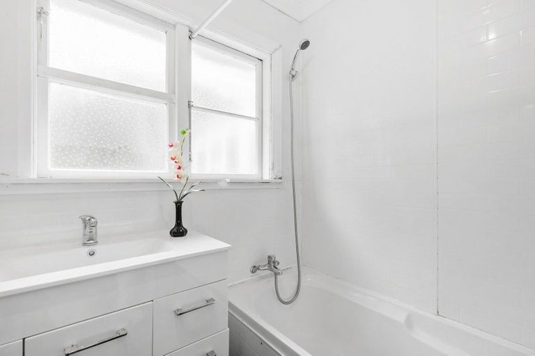 Photo of property in 52 Kenmore Street, Newlands, Wellington, 6037