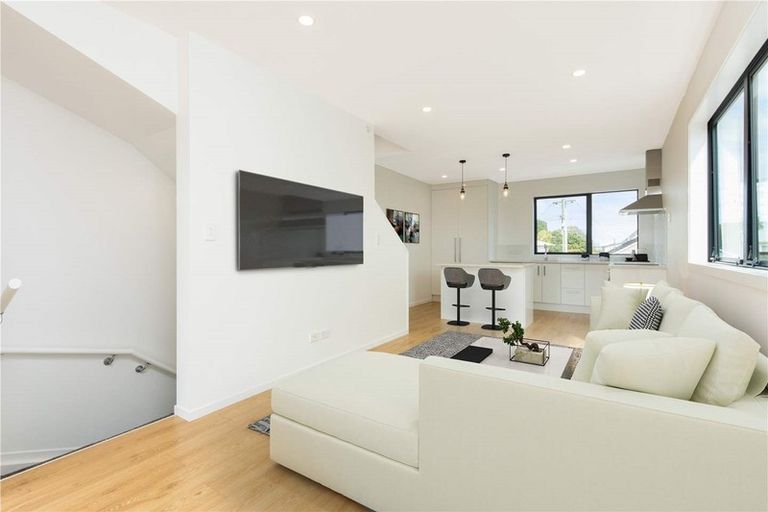 Photo of property in 2 Mokopiko Court, Beach Haven, Auckland, 0626