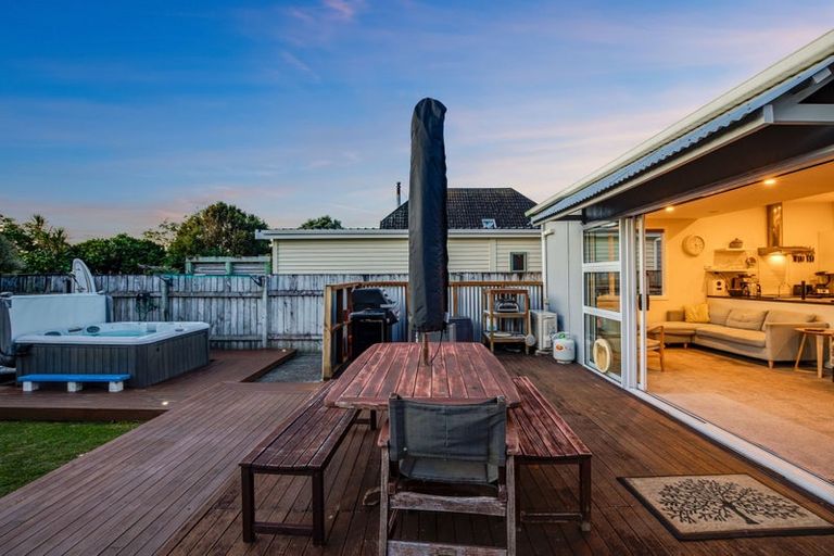 Photo of property in 64 Oroua Street, Eastbourne, Lower Hutt, 5013