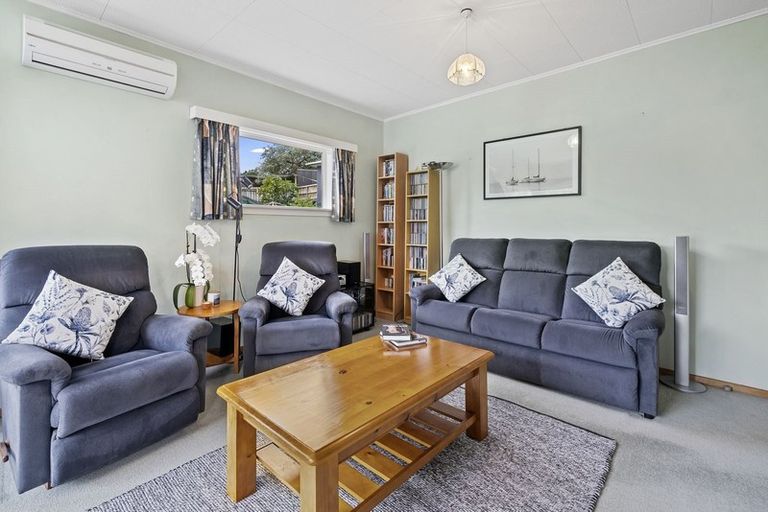Photo of property in 25 Mexted Terrace, Tawa, Wellington, 5028