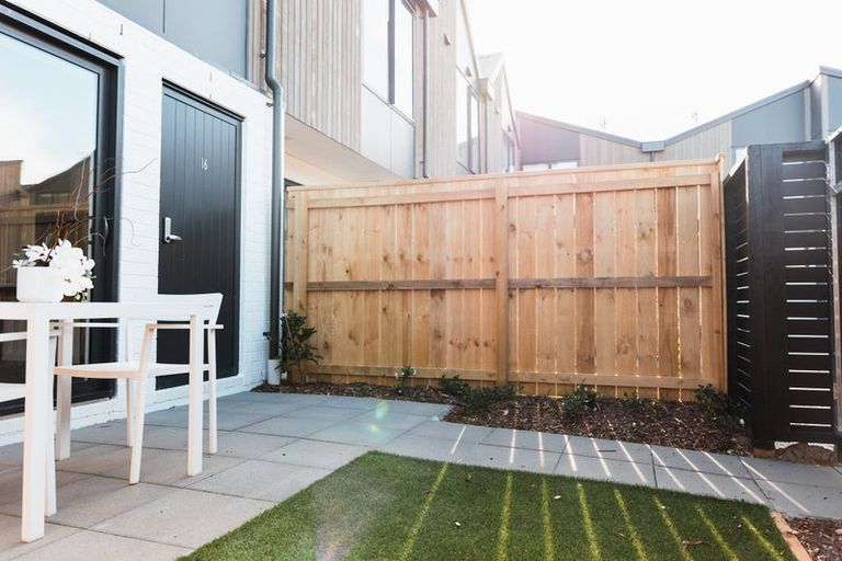 Photo of property in 16/12 Tawa Road, Te Atatu Peninsula, Auckland, 0610