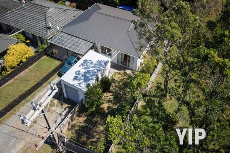 Photo of property in 38f2 Salford Street, Newlands, Wellington, 6037