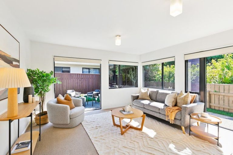 Photo of property in 7b Lyndfield Lane, Newlands, Wellington, 6037