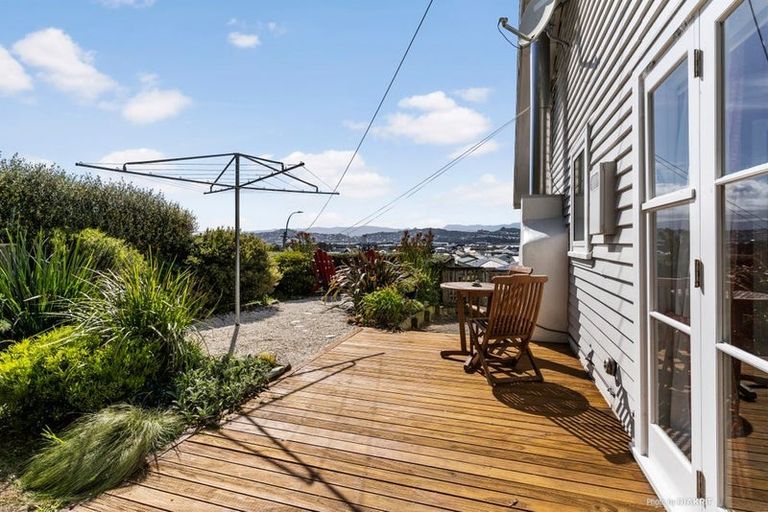 Photo of property in 124 Queens Drive, Lyall Bay, Wellington, 6022