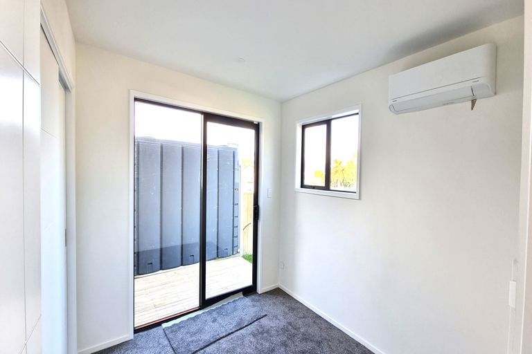 Photo of property in 2b Glenvil Lane, Te Atatu Peninsula, Auckland, 0610