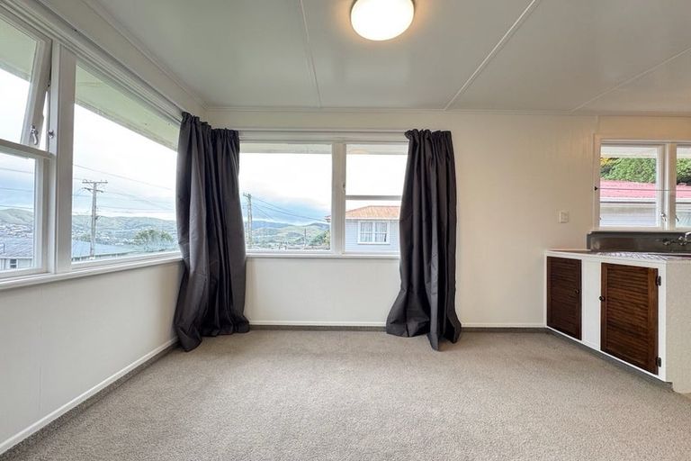 Photo of property in 19 Catherine Crescent, Paparangi, Wellington, 6037