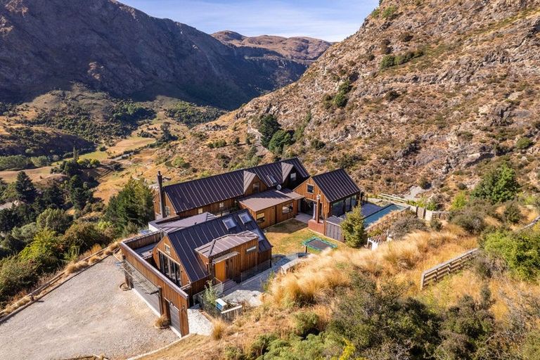 Photo of property in 12 Crow's Nest Road, Arthurs Point, Queenstown, 9371
