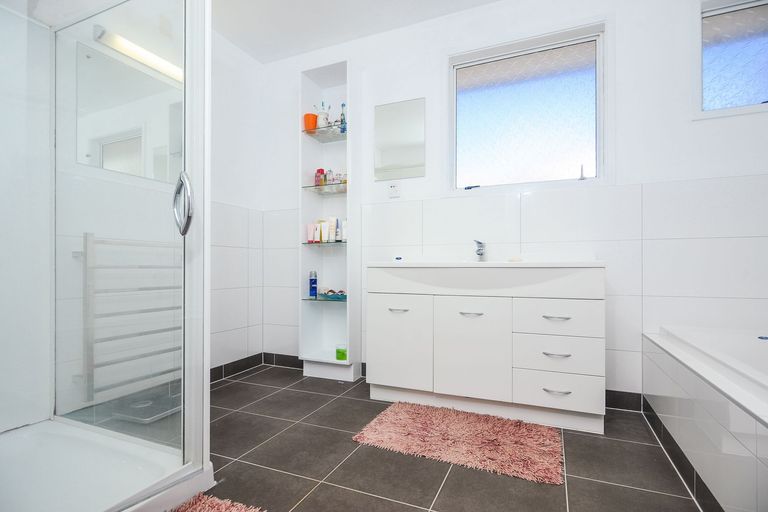 Photo of property in 36 Barron Drive, Green Bay, Auckland, 0604