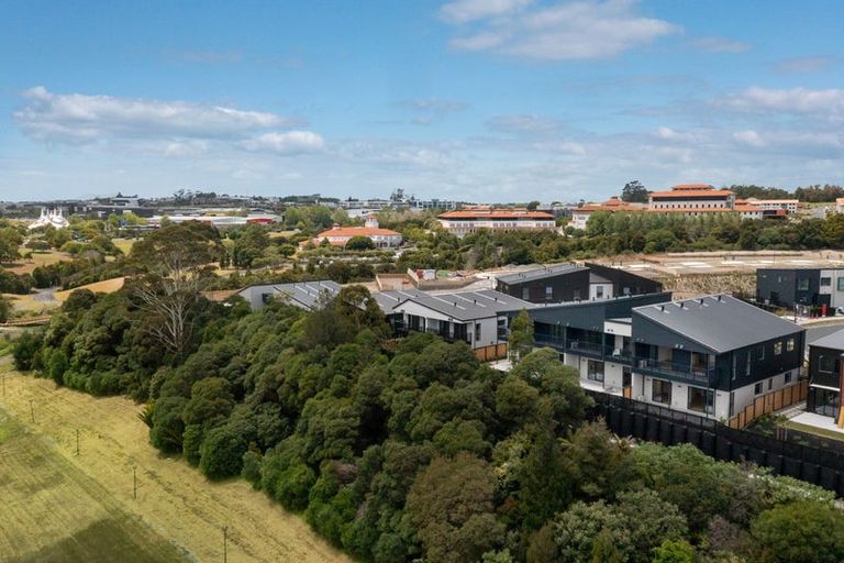 Photo of property in 1/3 Parapara Place, Albany, 0632