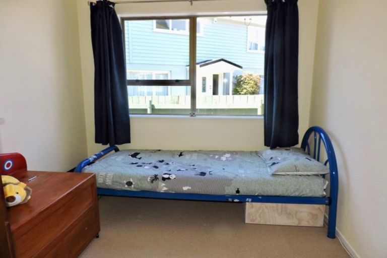 Photo of property in 86 Larsen Crescent, Tawa, Wellington, 5028