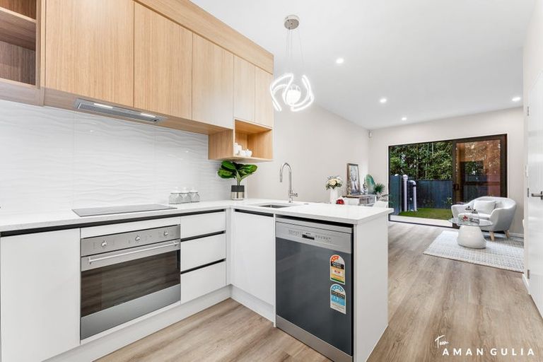 Photo of property in 3 Don Oliver Lane, Glen Eden, 0602