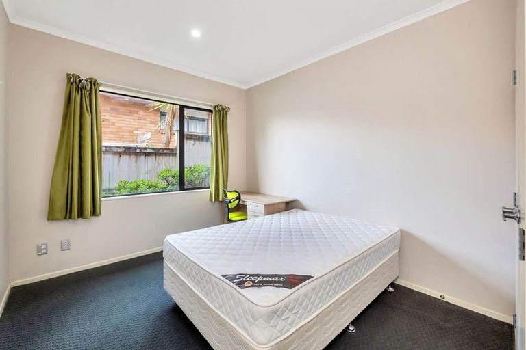 Photo of property in 43 South Kensington Way, Henderson, Auckland, 0612