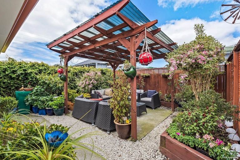 Photo of property in 2 Royal View Road, Te Atatu South, Auckland, 0610