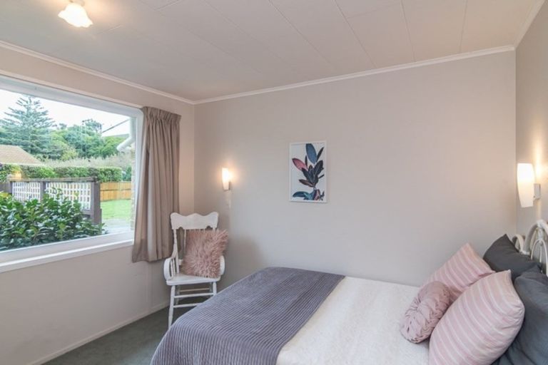 Photo of property in 12 Leybourne Avenue, Waikanae, 5036