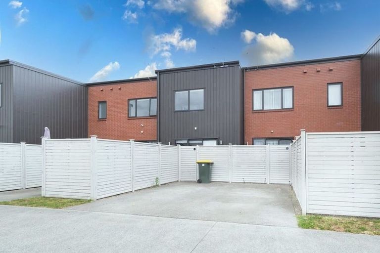 Photo of property in 22 Pepene Avenue, Takanini, 2112
