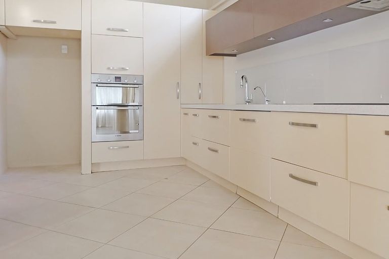 Photo of property in 9 Saddleback Rise, Murrays Bay, Auckland, 0630