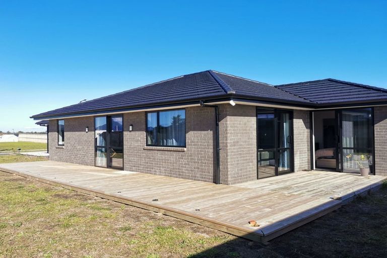 Photo of property in 12 Te Taniwha Road, One Tree Point, 0118