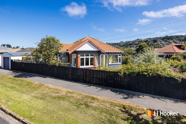 Photo of property in 85 Hargest Crescent, Saint Clair, Dunedin, 9012