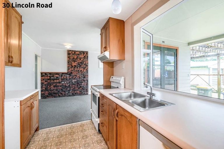 Photo of property in 30 Lincoln Road, Henderson, Auckland, 0610