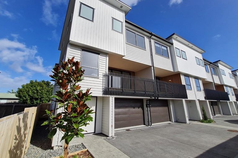 Photo of property in 8/5 Peachgrove Road, Te Atatu Peninsula, Auckland, 0610
