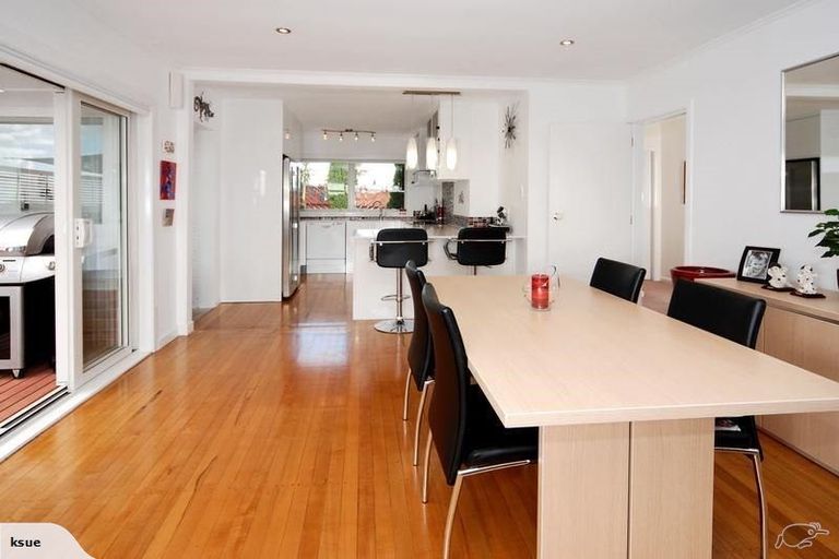 Photo of property in 1/74 Pupuke Road, Hillcrest, Auckland, 0627