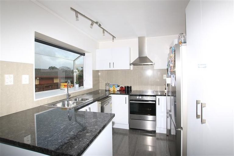 Photo of property in 28 Lynwood Road, New Lynn, Auckland, 0600