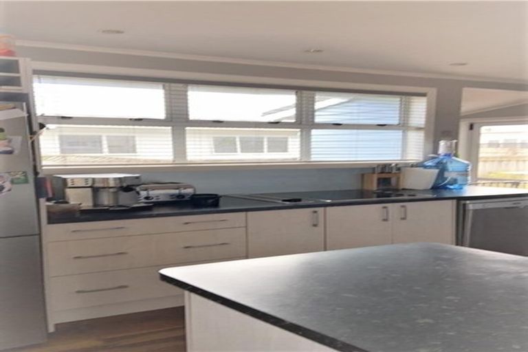 Photo of property in 13 Rewarewa Road, Te Atatu Peninsula, Auckland, 0610