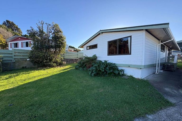 Photo of property in 4 Skeet Place, Merrilands, New Plymouth, 4312