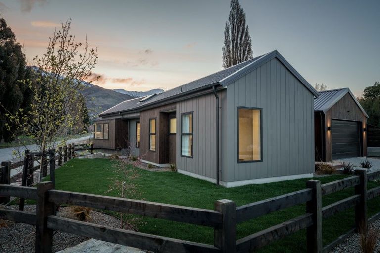 Photo of property in 1 Kamana Rise, Wanaka, 9382