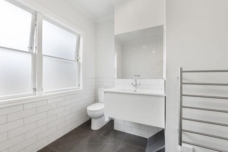 Photo of property in 54 Waiwaka Terrace, Strandon, New Plymouth, 4312